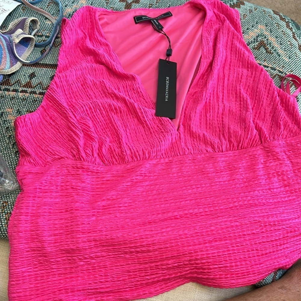 BCBGMAXAZRIA
Sleeveless Plunge Neck Knit Top Large - Picture 2 of 4